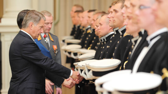 Tasavallan presidentti Sauli Niinistö ylensi valmistuvat kadetit luutnanteiksi ja nimitti heidät puolustusvoimien ja rajavartiolaitoksen upseerien virkoihin torstaina 29. elokuuta 2013 Helsingin kaupungintalolla. Presidentti Niinistö tervehti myös sotatieteiden maisterikurssilta valmistuneita.