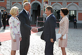  Latvian presidentti Andris Bērziņš ja puoliso Dace Seisuma toivottavat presidentti Sauli Niinistön ja puoliso Jenni Haukion valtiovierailulla Latviaan.   Copyright © Tasavallan presidentin kanslia 