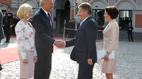  Latvian presidentti Andris Bērziņš ja puoliso Dace Seisuma toivottavat presidentti Sauli Niinistön ja puoliso Jenni Haukion valtiovierailulla Latviaan.   Copyright © Tasavallan presidentin kanslia 