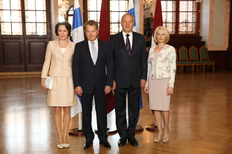  Valtiovierailun virallinen kuva: puoliso Jenni Haukio, presidentti Sauli Niinistö, Latvian presidentti Andris Bērziņš ja puoliso Dace Seisuma. Copyright © Tasavallan presidentin kanslia 