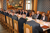  Valtiovierailun delegaatiokeskustelut. Keskusteluissa puhuttiin myös suomalaiskoululaisten PISA-menestyksestä. Copyright © Tasavallan presidentin kanslia 