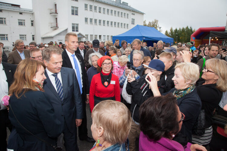 Presidentti Niinistön vierailu Meri-Lapissa alkoi Keminmaan Pohjanrannassa järjestetyillä Meri-Lapin ruokamessuilla. Tuliaisiksi kotiin lähti limppu, mesimarjahilloa, kuivattuja sieniä ja Lapin puikulaperunaa. Copyright © Tasavallan presidentin kanslia