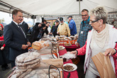 Presidentti Niinistön vierailu Meri-Lapissa alkoi Keminmaan Pohjanrannassa järjestetyillä Meri-Lapin ruokamessuilla. Tuliaisiksi kotiin lähti limppu, mesimarjahilloa, kuivattuja sieniä ja Lapin puikulaperunaa. Copyright © Tasavallan presidentin kanslia