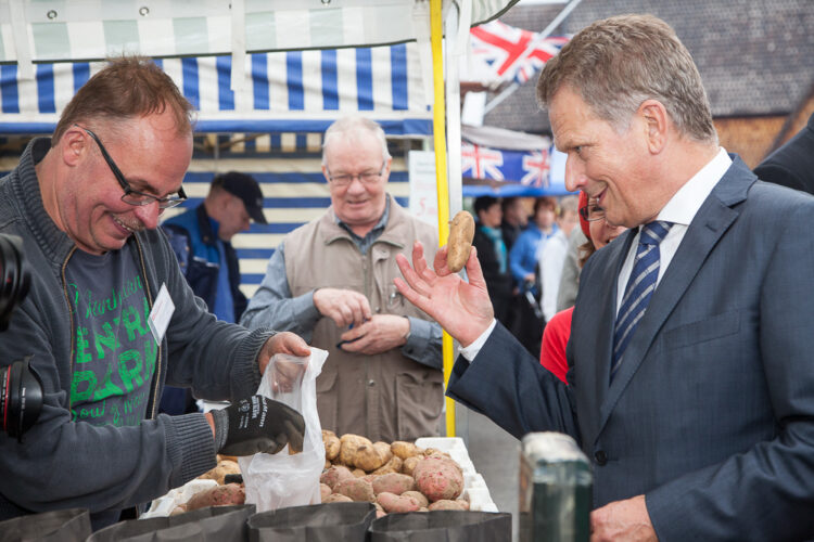 Presidentti Niinistön vierailu Meri-Lapissa alkoi Keminmaan Pohjanrannassa järjestetyillä Meri-Lapin ruokamessuilla. Tuliaisiksi kotiin lähti limppu, mesimarjahilloa, kuivattuja sieniä ja Lapin puikulaperunaa. Copyright © Tasavallan presidentin kanslia