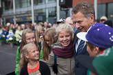 Efter talet gick president Niinistö runt på torget och hälsade på stadsborna och samtalade med dem - och många ville ha honom med på ett foto. Copyright © Republikens presidents kansli