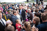 Efter talet gick president Niinistö runt på torget och hälsade på stadsborna och samtalade med dem - och många ville ha honom med på ett foto. Copyright © Republikens presidents kansli