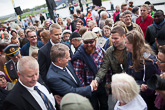 Efter talet gick president Niinistö runt på torget och hälsade på stadsborna och samtalade med dem - och många ville ha honom med på ett foto. Copyright © Republikens presidents kansli