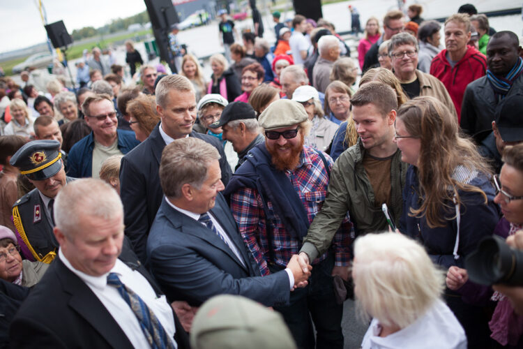 Puheen jälkeen presidentti Niinistö kiersi torilla tervehtimässä ja keskustelemassa - ja kysyntää riitti kaverikuviin. Copyright © Tasavallan presidentin kanslia