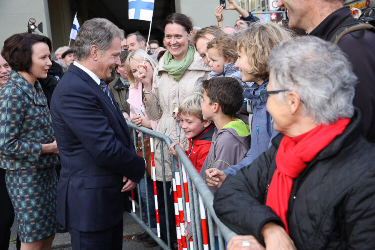 Presidentti Niinistö ja rouva Haukio tervehtivät seremonioita seuraamaan tullutta yleisöä. Copyright © Tasavallan presidentin kanslia