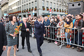 Presidentti Niinistö ja rouva Haukio tervehtivät seremonioita seuraamaan tullutta yleisöä. Copyright © Tasavallan presidentin kanslia
