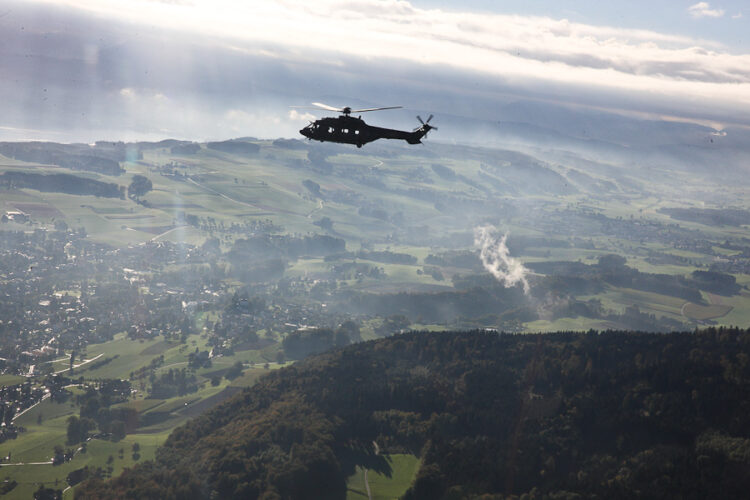 Sveitsin valtiovierailun toinen päivä alkoi helikopterikuljetuksella Bremgarteniin.