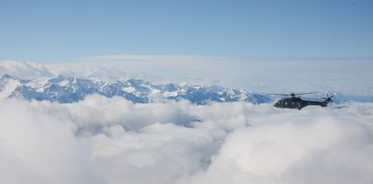 Helikopterissa Alppien yllä. Copyright © Tasavallan presidentin kanslia