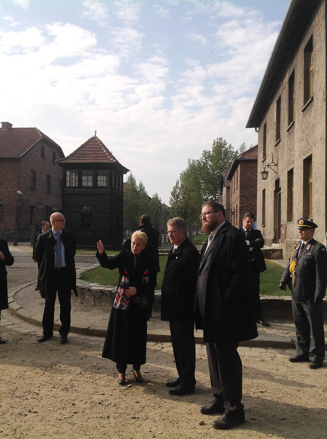             Krakovasta presidentti Niinistö matkusti tutustumaan Auschwitz-Birkenaun keskitysleirimuseoon, seurassaan museon johtaja Piotr M.A. Cywiński. Copyright © Tasavallan presidentin kanslia 