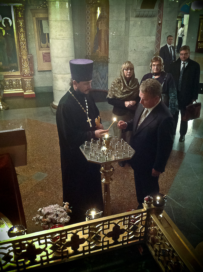 Presidentti Niinistö sytytti kynttilän tsaariperheen muistolle Jekaterinburgin Verikirkossa. Copyright © Tasavallan presidentin kanslia