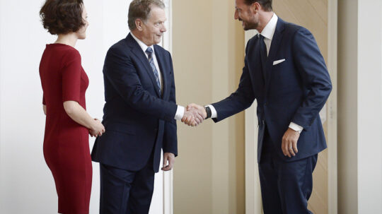  Tasavallan presidentti Sauli Niinistö ja puoliso Jenni Haukio vastaanottivat Norjan kruununprinssi Haakonin Mäntyniemessä tiistaina 22. lokakuuta 2013. Copyright © Tasavallan presidentin kanslia 