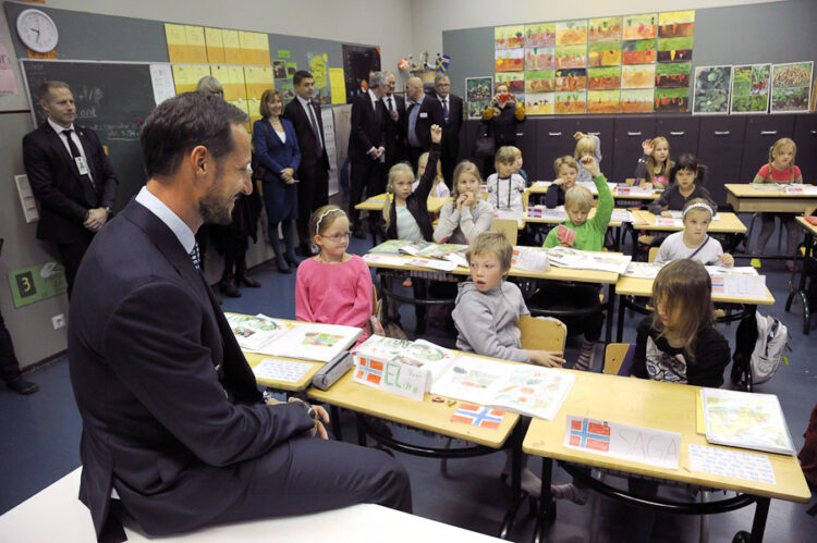  Toisena vierailupäivän kruununprinssi Haakon vieraili Kallion peruskoulussa. Kuva: Lehtikuva 