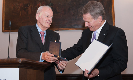 Roman Herzog, former Federal President of Germany, handing the von Hayek International Prize to President Sauli Niinistö in Freiburg. Picture: Friedrich-August-von-Hayek-Stiftung