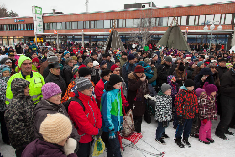 Torilla riitti tungosta. Kuva: Pudasjärven kaupunki/Juha Nyman