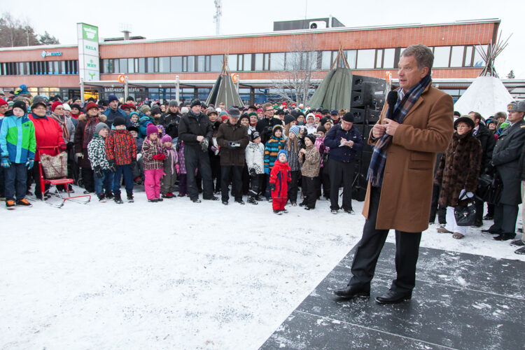 Presidentti Niinistö puhui ja tapasi kaupunkilaisia avoimessa yleisötilaisuudessa Pudasjärven torilla 30. marraskuuta. Kuva: Pudasjärven kaupunki/Juha Nyman