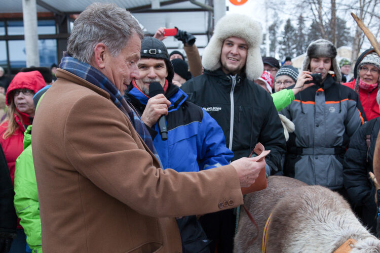  
Presidentti Niinistölle lahjoitettin Kuura- ja Karpalo-porojen seurantalaitteet. Kuva: Pudasjärven kaupunki/Juha Nyman