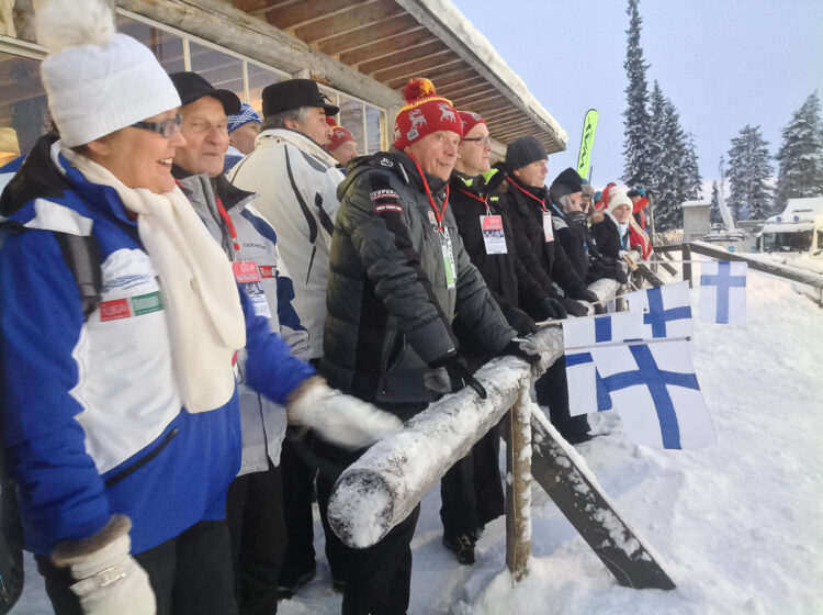 Kisojen suojelijan, presidentti Niinistön seurassa sprinttihiihdon finaaleja seurasivat kisäemäntä Pirkko Määttä (vas.) ja kisaisäntä Kalevi ’Susi-Kalle’ Oikarainen (toinen vas.). Copyright © Tasavallan presidentin kanslia