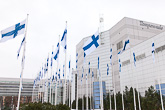  Suomen lippujen rivistö Tampere-talon edustalla tervehti juhlavieraita. 