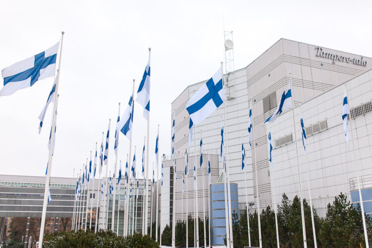  Suomen lippujen rivistö Tampere-talon edustalla tervehti juhlavieraita. Copyright © Tasavallan presidentin kanslia