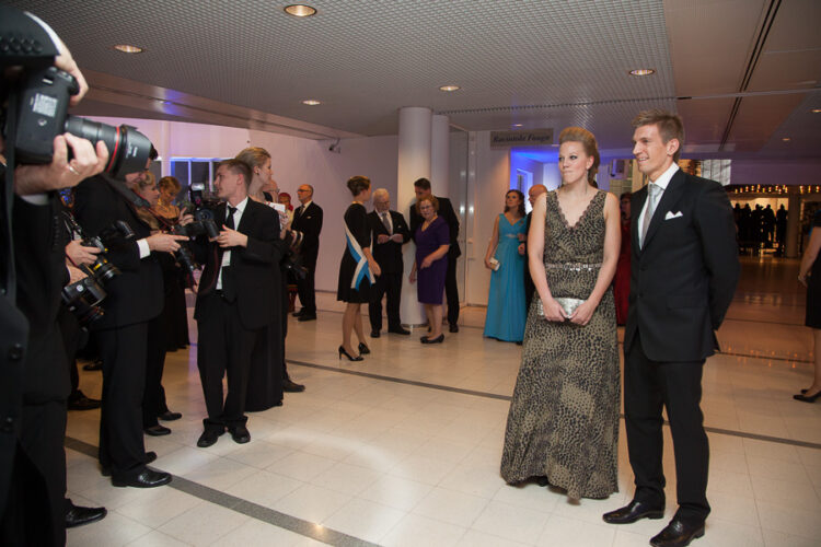  Tennistähti Jarkko Nieminen ja puoliso Anu Nieminen Tampere-talon lämpiössä. Copyright © Tasavallan presidentin kanslia