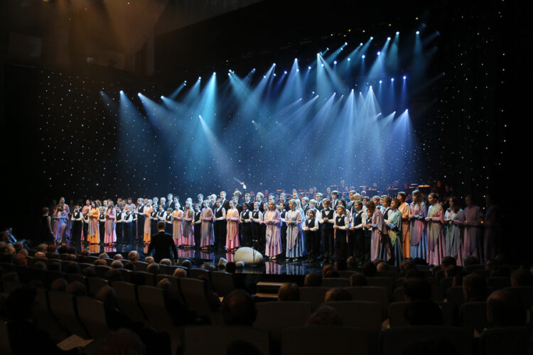  Nuorisokuoro Sympaatti ja Pirkanpojat tulkitsivat Sibeliuksen Finlandia-hymnin. Copyright © Tasavallan presidentin kanslia