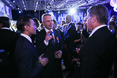  Kehitysministeri Pekka Haavisto ja Nexar Antonio Flores keskustelevat presidenttiparin kanssa vastaanotolla.