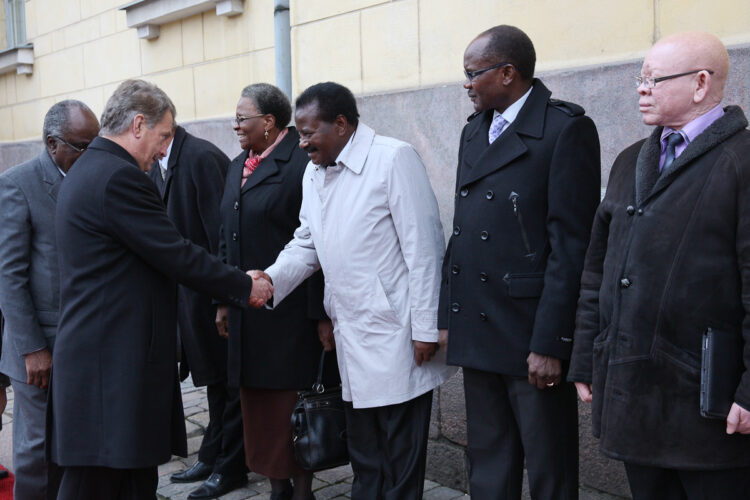  Presidentti Niinistö tervehtii Namibian vierailudelegaation. Kättelyvuorossa pitkäaikainen ministeri Nickey Iyambo, joka on opiskeli 1960-luvulla Suomessa.