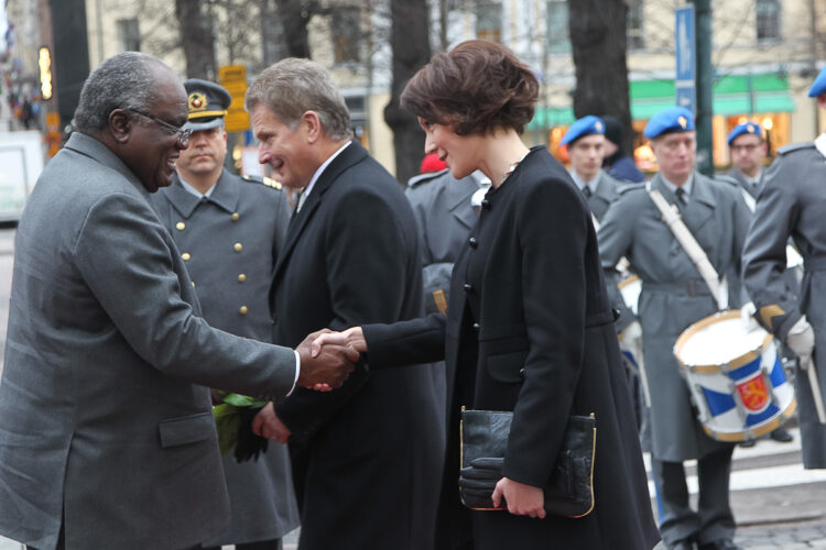  Tasavallan presidentti Sauli Niinistö ja puoliso Jenni Haukio toivottavat Namibian presidentin Hifikepunye Pohamban puolisoineen tervetulleeksi valtiovierailulle Suomeen.