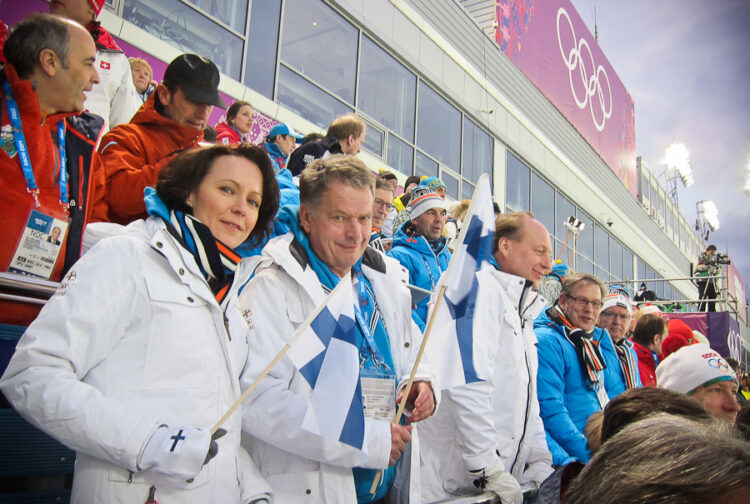 Puoliso Jenni Haukio, presidentti Sauli Niinistö, Olympiakomitean pääsihteeri Mika Sulin, Olympiakomitean puheenjohtaja Risto Nieminen ja Ampumahiihtoliiton puheenjohtaja Olli Nepponen kannustavat ampumahiihtäjä Kaisa Mäkäräistä katsomossa. Copyright © Tasavallan presidentin kanslia