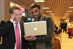 Presidentti Niinistö ja Greenpeacen pääsihteeri Kumi Naidoo. Copyright © Tasavallan presidentin kanslia