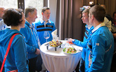  Längdskidåkarna Sami Jauhojärvi, Matti Heikkinen och Lari Lehtonen tillsammans med presidentparet. Copyright © Republikens presidents kansli 
