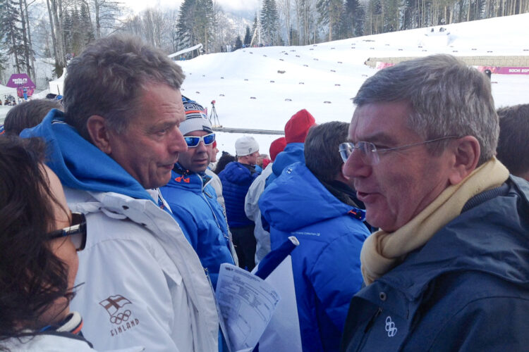 Presidentti Niinistö sprinttihiihdon katsomossa Kansainvälisen olympiakomitean puheenjohtajan Thomas Bachin kanssa. Bach on itse olympiakultamitalisti vuodelta 1976, lajina miekkailu. Copyright © Tasavallan presidentin kanslia