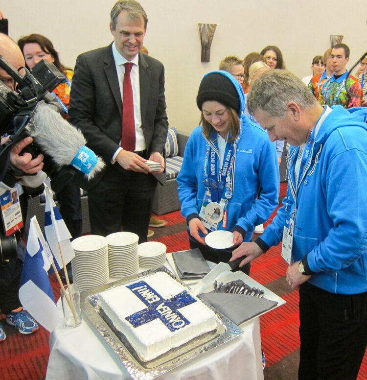  Medaljkaffet var Finland-mottagningens höjdpunkt: silvermedaljören Enni Rukajärvi och president Niinistö skär kakan. Copyright © Republikens presidents kansli 