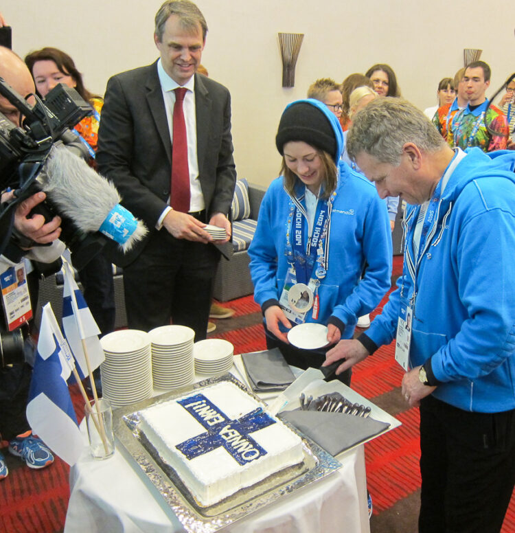  Coffee and cake for Finland's first medallist in Sochi was the high point of the Finnish reception: silver medallist Enni Rukajärvi and President Niinistö cutting the cake. Copyright © Office of the President of the Republic