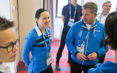  Skidaren Aino-Kaisa Saarinen fick på olympiska kommitténs och ambassadens Finland-mottagning en Sisu-kniv (puukko) måndagen den 10 februari. Copyright © Republikens presidents kansli 