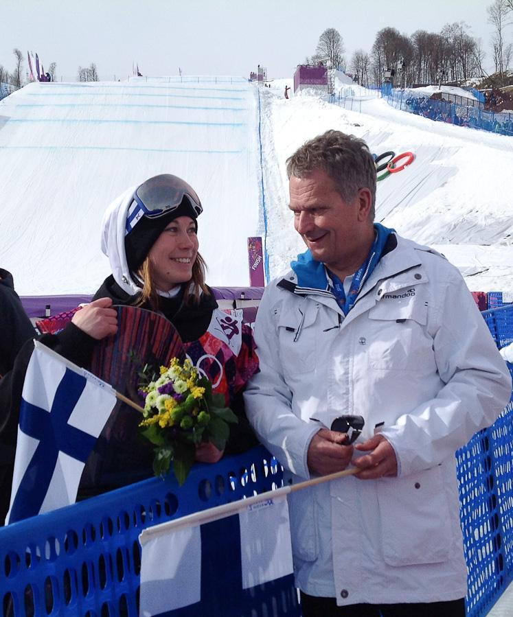  Enni Rukajärvi som öppnade Finlands medaljkonto och president Niinistö. Copyright © Republikens presidents kansli 