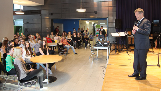 Presidentti Niinistö vastasi oppilaiden kysymyksiin Joensuun Lyseon peruskoululla. Kuva: Tasavallan presidentin kanslia