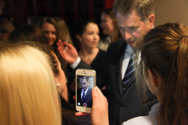  Videokuvaa presidentistä! Presidentti Niinistö keskustelee Joensuun Lyseon peruskoulun oppilaiden kanssa. Copyright © Tasavallan presidentin kanslia 