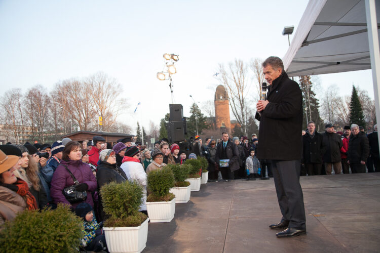  Iltapäivällä presidentti Niinistö puhui ja tapasi kaupunkilaisia Joensuun torilla. Copyright © Tasavallan presidentin kanslia 