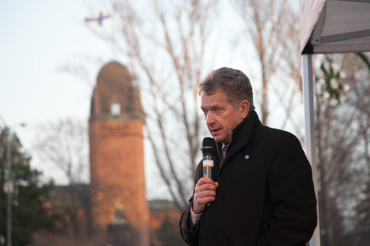 ’Yhteiskunnan eheys on valtavan tärkeä arvo. Se tarkoittaa, että me kunnioitamme toinen toistamme ja tiukan paikan tullen osaamme puhaltaa yhteiseen hiileen’, presidentti Niinistö sanoi. Copyright © Tasavallan presidentin kanslia 