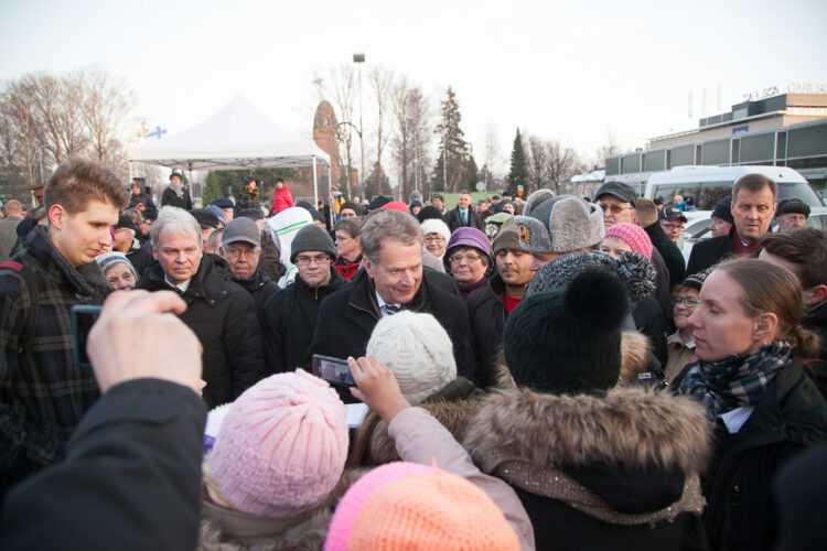  Puheen jälkeen kaupunkilaisia tapaamassa. Copyright © Tasavallan presidentin kanslia 