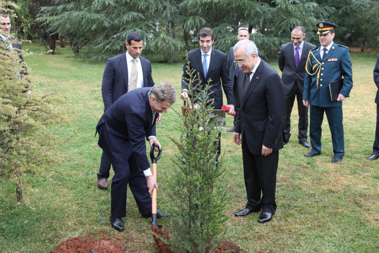 Presidentit istuttivat puutarhaan libanonilais-suomalaisen ystävyyden puun. Kuva: Libanonin presidentin kanslia 