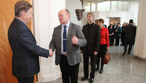 President Niniistö hälsade chefredaktörerna välkomna till Talludden.