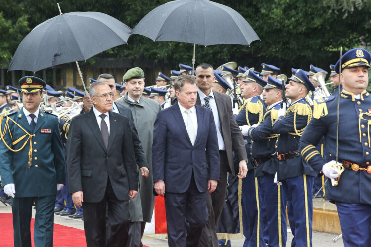  Tervetuloseremonia Libanonin presidentinpalatsin pihalla Beirutissa. Presidentit tarkastavat kunniakomppanian. Kuva: Libanonin presidentin kanslia