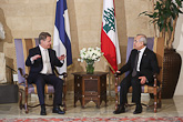   Presidentti Niinistö sanoi Libanonin pakolaistilanteen olevansa vertaansa vailla ja erittäin tukala. Molemmat presidentit painottivat poliittisen ratkaisun tärkeyttä Syyrian sisällissodan lopettamiseksi. Kuva: Libanonin presidentin kanslia