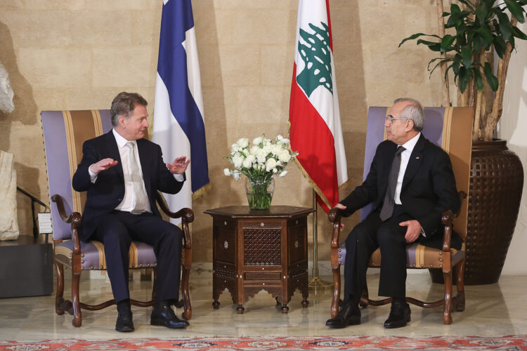   Presidentti Niinistö sanoi Libanonin pakolaistilanteen olevansa vertaansa vailla ja erittäin tukala. Molemmat presidentit painottivat poliittisen ratkaisun tärkeyttä Syyrian sisällissodan lopettamiseksi. Kuva: Libanonin presidentin kanslia 